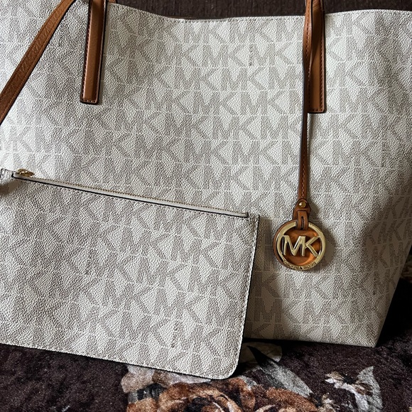 MICHAEL KORS Vanilla Signature Print Canvas Gold-Tone Snap Closure Tote Bag - Picture 3 of 10